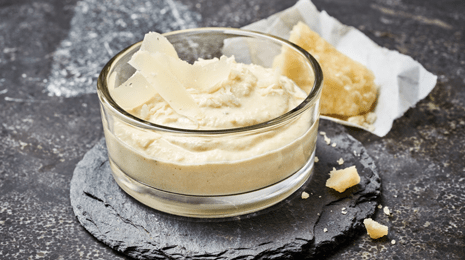 Molho tipo César com queijo Parmesão