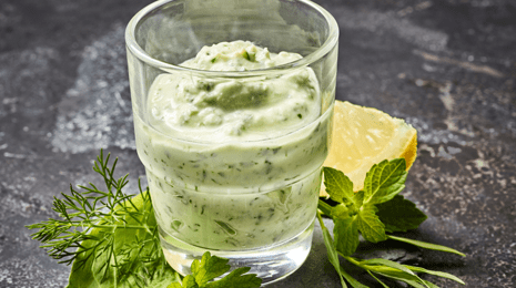 Molho cremoso de queijo e ervas aromáticas frescas