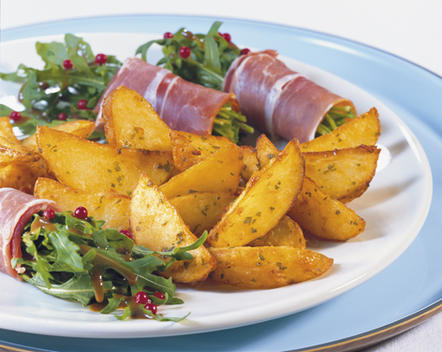 Rúcula com rolos de presunto e Gomos de batata Mediterranean Potatoes