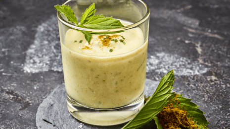 Molho de caril, iogurte e hortelã fresca