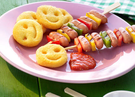 Espetadas coloridas com salsichas, pimentos e Kid Smile