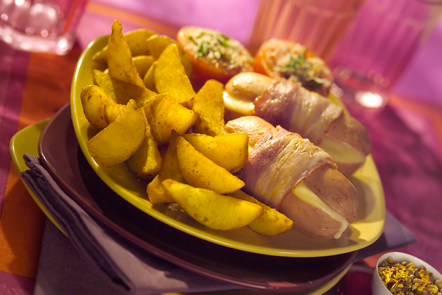 Salsichas com bacon e Gomos de batata Rustic